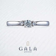 【GALA】ストレートの定番の形にメレダイヤを留めて可愛く仕上げた婚約指輪＊
