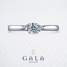 【GALA】ストレートの定番の形にメレダイヤを留めて可愛く仕上げた婚約指輪＊