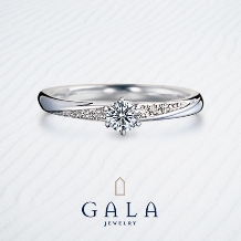 【GALA】アームの丸みに添ってセッティングされたメレの輝きが上品な婚約指輪。