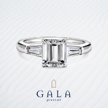【GALA】エメラルドカットのセンターダイヤモンドが印象的なデザイン