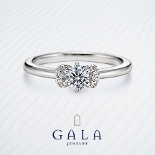 【GALA】メレダイヤがリボンのようにセッティングされたキュートなデザイン