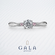 【GALA】両サイドのピンクサファイアがきらめく特別感溢れるデザイン