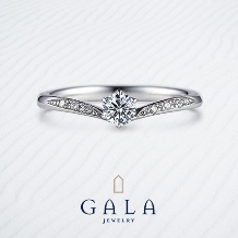 【GALA】ダイヤを散りばめたV字ラインのアームで、手元を美しく見せる