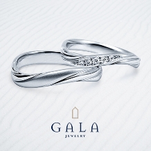 【GALA】プラチナの輝きをいかした動きのあるウェーブラインの結婚指輪。