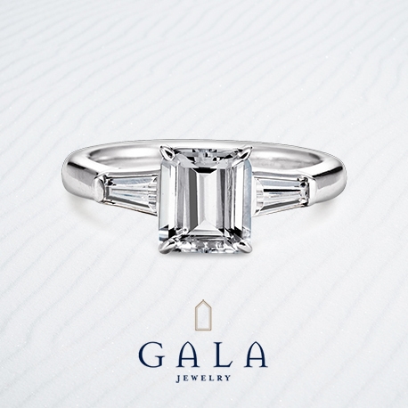ＧＡＬＡ　ＪＥＷＥＬＲＹ:【GALA】エメラルドカットのセンターダイヤモンドが印象的なデザイン