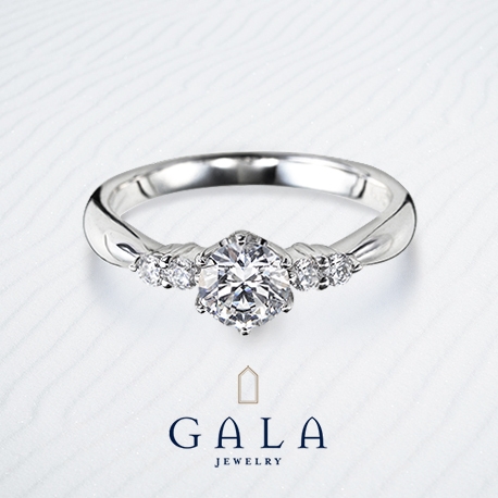 ＧＡＬＡ　ＪＥＷＥＬＲＹ:【GALA】＜0.5ct＞4つの脇石がセンターのダイヤを引き立て華やかなデザイン