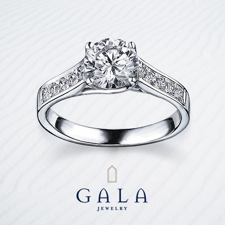 ＧＡＬＡ　ＪＥＷＥＬＲＹ:【GALA】＜0.7ct＞幅のあるアームに並ぶメレダイヤがゴージャスなデザイン