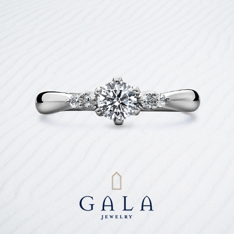 ＧＡＬＡ　ＪＥＷＥＬＲＹ:【GALA】サイドメレがセンターダイヤを引き立たせるエレガントなデザイン
