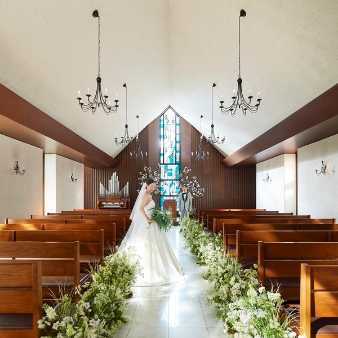 西鉄グランドホテル:【マタニティウエディング】最短3週間でOK！準備も費用も安心:【天神駅徒歩1分】誕生から半世紀以上「福岡の迎賓館」として愛されてきた西鉄グランドホテルが新しく生まれ変わる。歴史に磨かれた伝統と最新トレンドを融合した《New Legacy》を掲げ、開業時から受け継がれる格式高い空間と洗練されたサービスはそのままに、業界大手のプランニングスキルを駆使し最新トレンドを取り入れた新しいウェディングスタイルをご提案。