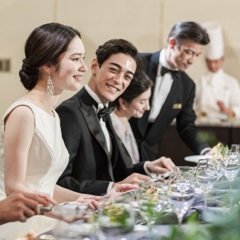 パレスホテル大宮（PALACE HOTEL OMIYA）:【27年3月末迄の少人数検討者さま必見】10名65万で挙式＋会食会プラン｜ゲストを安心ホテルでおもてなし:◆ お料理とおもてなし重視のカップルに選ばれるホテル ◆『食のパレス』と称され、多くのゲストを魅了してきた贅沢な料理の数々や上質なおもてなしをご体感いただけるプライベートな空間が叶う。◆ 大宮駅より徒歩3分の好立地 ◆ターミナル駅である大宮駅から駅直通の歩行者デッキで徒歩3分。成田国際空港、羽田空港から大宮駅まで高速バスも利用でき、空港からも好アクセス。宿泊施設も整っているので、遠方のご家族も安心して招待することができます。
