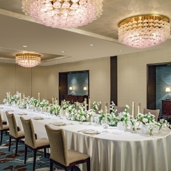 パレスホテル大宮（PALACE HOTEL OMIYA）:【27年4月以降通年少人数プラン】＜10名80万／20名101万／30名126万＞少人数会場新誕生:◆ お料理とおもてなし重視のカップルに選ばれるホテル ◆『食のパレス』と称され、多くのゲストを魅了してきた贅沢な料理の数々や上質なおもてなしをご体感いただけるプライベートな空間が叶う。◆ 大宮駅より徒歩3分の好立地 ◆ターミナル駅である大宮駅から駅直通の歩行者デッキで徒歩3分。成田国際空港、羽田空港から大宮駅まで高速バスも利用でき、空港からも好アクセス。宿泊施設も整っているので、遠方のご家族も安心して招待することができます。