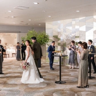 パレスホテル大宮（PALACE HOTEL OMIYA）:【27年9～12月挙式】＜40名214万／50名240万／60名266万＞早期特典付★ベストシーズン:◆ お料理とおもてなし重視のカップルに選ばれるホテル ◆『食のパレス』と称され、多くのゲストを魅了してきた贅沢な料理の数々や上質なおもてなしをご体感いただけるプライベートな空間が叶う。◆ 大宮駅より徒歩3分の好立地 ◆ターミナル駅である大宮駅から駅直通の歩行者デッキで徒歩3分。成田国際空港、羽田空港から大宮駅まで高速バスも利用でき、空港からも好アクセス。宿泊施設も整っているので、遠方のご家族も安心して招待することができます。