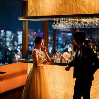 サンス・エ・サヴール／Ｈｉｒａｍａｔｓｕ　Ｗｅｄｄｉｎｇ:持込無料【40名152万】会費制で叶う丸の内・上質1.5次会:【地上153ｍ！景色がおもてなしになるレストラン】皇居を目の前に、東京タワー、日本武道館、新宿の高層ビル群、銀座、お台場と東京のランドマークを一望できるのが魅力。全面窓からは自然光がはいりアットホームな雰囲気のダイニングは、夜は夜景を楽しめるラグジュアリーな雰囲気に。時間の移り変わりを楽しむナイトウェディングも人気なレストランで”美味しい結婚式”をご提案します。