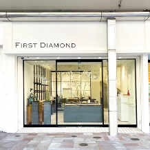 ＦＩＲＳＴ　ＤＩＡＭＯＮＤ　静岡彫金工房:手と手を取り合うようなデザインの結婚指輪