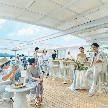 家族・親族・親しい友人とアットホームな結婚式をご希望の方におすすめの船上ウエディング。大型クルーザー「マリエラ」を貸切にして青い海と空を楽しむパーティは海辺のテーマパークならではの価値ある時間に！