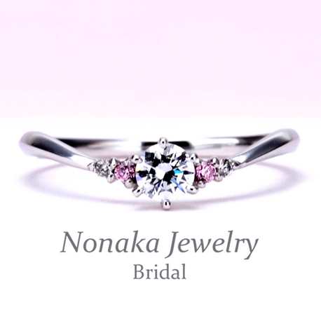 細いv字 脇にピンクサファイアとメレダイヤ が入った可愛い優しい雰囲気の指輪 ｎｏｎａｋａ ｊｅｗｅｌｒｙ ノナカジュエリー ゼクシィ