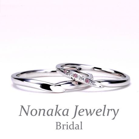 希少なピンクダイヤが3個入った高級結婚指輪