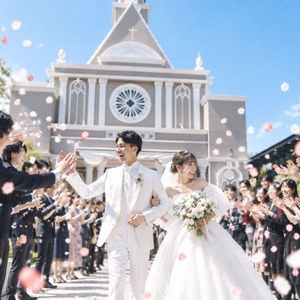 Sakurazaka RETREAT（桜坂リトリート）:【来年3~5月】最大100万円ご優待◇大人気シーズン春婚プラン50名172万円<ゼクシィnet限定>:一日一組様完全貸切*自然感じる非日常空間で叶うアットホームウェディング◆少人数6名様～友人も招待して70名様までと幅広くご利用いただけます。【見学1件目】黒毛和牛食べ比べも楽しめる！4万円相当の豪華コース料理試食＆レストランペアランチチケット贈呈＆会場費ご優待（人数や時期により特典内容は変動します）★名古屋からのアクセスも安心！名古屋駅からの送迎バス往復サービスご用意。【組数限定】会場費、挙式料、ドレス＆タキシードなどの特別特典をご用意。
