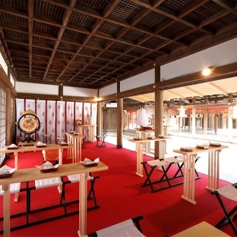 ホテルオークラ京都:《10名様》2026年3月まで＊上賀茂神社で雅やかな神前式＊ブライダルカー・お支度部屋付き ＼ 提携プラン ／:《1888年創業》結婚式に携わり100年のホテルだから「結婚式のリアル」をご案内。◆ 結婚式で「やりたいこと」「やりたくないこと」「迷っていること」「わからないこと」おふたりの想いをお伺いし作成する初回見積は、できるだけ実際に近い内容で作成しています。◆ 各会場の見積は「細かい部分」を比べて正解。比較検討はプロに聞きながら、不明点も気軽にご質問ください。◆ ホテルウエディングの魅力の1つは結婚式の時間だけでなく、ゆったり大切な1日を過ごせること。宿泊やレストランで過ごす時間も大切な思い出に。◆ 駅直結で天候も左右されずに館内に入れます。京都でずっと家族に寄り添ってきたホテルのおもてなしや対応力をぜひご確認ください