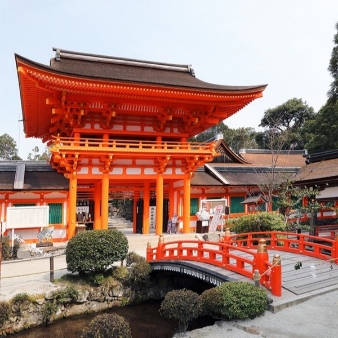 ホテルオークラ京都:《30名様》2026年3月まで＊上賀茂神社で雅やかな神前式＊ブライダルカー・お支度部屋付き ＼ 提携プラン ／:《1888年創業》結婚式に携わり100年のホテルだから「結婚式のリアル」をご案内。◆ 結婚式で「やりたいこと」「やりたくないこと」「迷っていること」「わからないこと」おふたりの想いをお伺いし作成する初回見積は、できるだけ実際に近い内容で作成しています。◆ 各会場の見積は「細かい部分」を比べて正解。比較検討はプロに聞きながら、不明点も気軽にご質問ください。◆ ホテルウエディングの魅力の1つは結婚式の時間だけでなく、ゆったり大切な1日を過ごせること。宿泊やレストランで過ごす時間も大切な思い出に。◆ 駅直結で天候も左右されずに館内に入れます。京都でずっと家族に寄り添ってきたホテルのおもてなしや対応力をぜひご確認ください