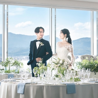 ホテルオークラ京都:《半年以内に実施・50名様》＼ 直近プラン ／＊安心して任せられる＊21大特典付き:ホテルウエディングの魅力の1つは、結婚式の時間だけでなく、ゆったり大切な1日を過ごせること ◆ 2泊3日なら翌日への期待を膨らませながらゆったりと過ごせ、結婚式当日は幸せの余韻にひたることも ◆ おふたりもゲストも心が豊かになる1日を過ごして ◆京都で結婚式に携わって100年、1888年創業のホテルだから、ゲストに安心感をもってもらえます ◆「京都市役所前駅」直結の好アクセスも納得の利便性 ◆ おもてなしのプロフェッショナルが集うホテルに安心して任せて ◆《来 館 特 典 が 豪 華 》「食のホテルオークラ京都」と称される格別の料理 ◆ 火曜を除く＼ 毎 日 開 催 ／ホテルの最上階レストランで体験＊ランチブッフェ付き相談会 ◆ 相談会に参加で＊月2回だけ＊フルコース＆お酒のペアリング付き《ペア5.1万円相当》豪華試食会の招待券を進呈◆ 試食会 開催日は6/15・7/5・7/15