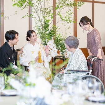ホテルオークラ京都:《30名様》＊和婚＊＼ 館内移動でお足元も安心 ／和婚＊21大特典付き:《1888年創業》結婚式に携わり100年のホテルだから「結婚式のリアル」をご案内。◆ 結婚式で「やりたいこと」「やりたくないこと」「迷っていること」「わからないこと」おふたりの想いをお伺いし作成する初回見積は、できるだけ実際に近い内容で作成しています。◆ 各会場の見積は「細かい部分」を比べて正解。比較検討はプロに聞きながら、不明点も気軽にご質問ください。◆ ホテルウエディングの魅力の1つは結婚式の時間だけでなく、ゆったり大切な1日を過ごせること。宿泊やレストランで過ごす時間も大切な思い出に。◆ 駅直結で天候も左右されずに館内に入れます。京都でずっと家族に寄り添ってきたホテルのおもてなしや対応力をぜひご確認ください
