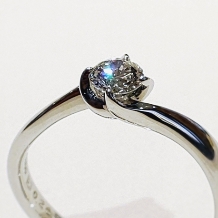 ＯＨＡＳＨＩ　ＢＲＩＤＡＬ（オオハシ・ブライダル）:【ブルーリバー】ダイヤを包み込むプラチナのアーチまで美しいエンゲージリング。