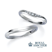 【ロイヤル・アッシャー】婚約指輪との重ね付けもしやすいなだらかなカーブが特徴的