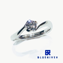ＯＨＡＳＨＩ　ＢＲＩＤＡＬ（オオハシ・ブライダル）:【ブルーリバー】ダイヤを包み込むプラチナのアーチまで美しいエンゲージリング。