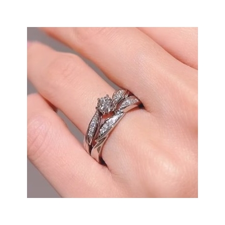 【ロイヤルアッシャー】チューリップモチーフのエレガントなエンゲージリング