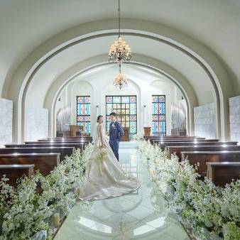 ソンブルイユ　ＯＳＡＫＡ　ＷＥＤＤＩＮＧ（ＳＯＭＢＲＥＵＩＬ　ＯＳＡＫＡ　ＷＥＤＤＩＮＧ）:【1・2月／7・8月限定】憧れもお得に叶えるオフシーズンプラン:◆＜梅田好アクセス＞ガーデン付き邸宅を1日貸切に◆イタリア職人が手掛けた本物のステンドグラス輝くチャペルは必見！挙式後は大階段でフラワーシャワー◆大好評！ムービングルーフ付きの全天候型ガーデンテラス◆ゲストも大絶賛！本格フレンチは幅広い年齢層のゲストから大好評！◆内容盛りだくさんのフェアで魅力を体験しよう！