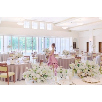 マリエール　ガーデン　バーベナ　（Ｍａｒｒｉｙｅｌｌ　Ｇａｒｄｅｎ　Ｖｅｒｂｅｎａ）:【50名222万円】2026年5月~6月春のウェディングプラン◎:白を基調にしたバンケット。光が入り明るい雰囲気。