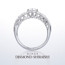 銀座ダイヤモンドシライシ:サイドビューは爪と爪が交差し、且つ流れる様な連なりをみせる精巧なつくり【オペラ】