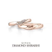 銀座ダイヤモンドシライシ:開花した花びらが風にのってリングに添うようなデザイン【ダイヤモンドブロッサム】