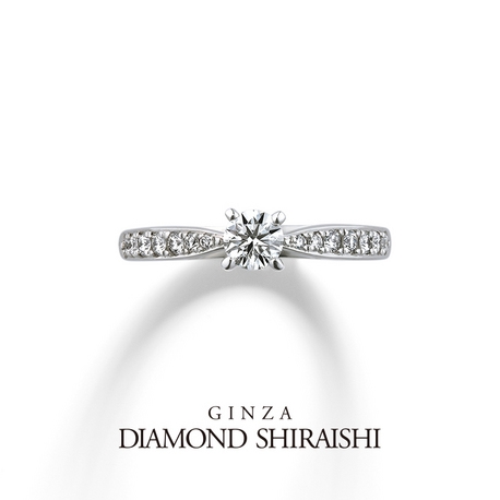 銀座ダイヤモンドシライシ:立体的なデザインによりサイドからルースが象徴的に見える【ディアナディー】