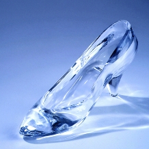 エクセルコ ダイヤモンド:【エクセルコ】横から見ると石座に「ガラスの靴」のモチーフ『サンドリヨン YG』