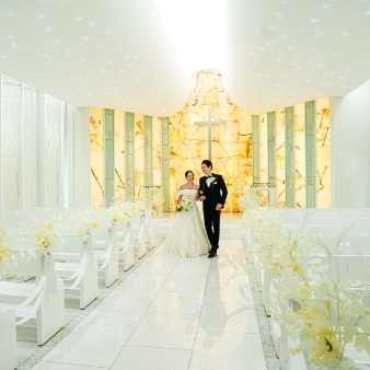 東京ドームホテル:【会食付きフォトウェディング】フォトウェディング＆ご家族や親しい友人だけでのお食事会が一日で叶う:やわらかな自然光に包まれた白亜の空間と、星のように煌めく天井演出が印象的な「光のチャペル」