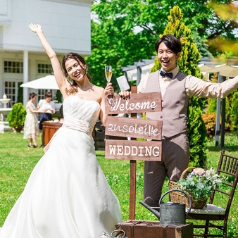 ensoleille（アンソレイユ）:【組数限定・100名様向け】開放感あふれる空間誕生！リニューアルを記念したプランでお得に♪:広いガーデンつきの貸切邸宅。純白のチャペルや緑のガーデンとひとつながりの開放的なパーティ会場。陽光や風…自然も味方に寛いだウエディングを