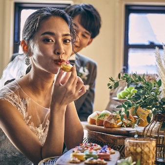 ヴォヤージュ　ドゥ　ルミエール　京都七条迎賓館（登録有形文化財）:【Eプラン】1.5次会（ビュッフェ料理）■■30名55万円■■　≪2026年12月末まで・1日1組貸切≫:【登録有形文化財】京都駅徒歩5分。大切な人たちと心を繋ぐ、自由な貸切ウエディング。お洒落な建物が目印！歴史あるレトロな建物を一棟全て貸切にできうる。自然光が降り注ぐ温かい空間・美食・自由度の高さが魅力。アットホームで自分らしいパーティを提案。「予算内で憧れのウエディングを実現できた」という声も多いコスパ抜群のプランにも注目して！