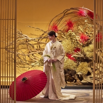 横浜ベイホテル東急:【写真のみ：和装】衣裳と写真がセットのフォトウエディングプラン:神聖な神殿への入口には結界を表現する格子扉が設置され、和の趣あふれるプライベート感を演出。ここから、厳かな神前式が始まります。