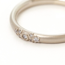 ANSHINDO BRIDAL（安心堂）:セッティングされたダイヤを押印したデザイン　AbHeri アベリ <シルシ>