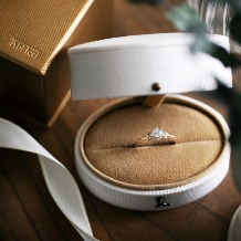 ANSHINDO BRIDAL（安心堂）:セッティングされたダイヤを押印したデザイン　AbHeri アベリ <シルシ>