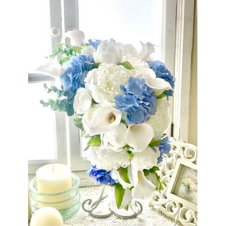 白カラーとブルーの小花の清楚で可憐なキャスケードブーケ