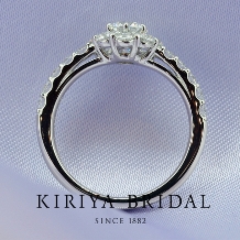 ＫＩＲＩＹＡ　ＢＲＩＤＡＬ　（宝石の桐屋）:【KIRIYA BRIDAL特製】どの角度から見ても美しい取巻きエンゲージリング