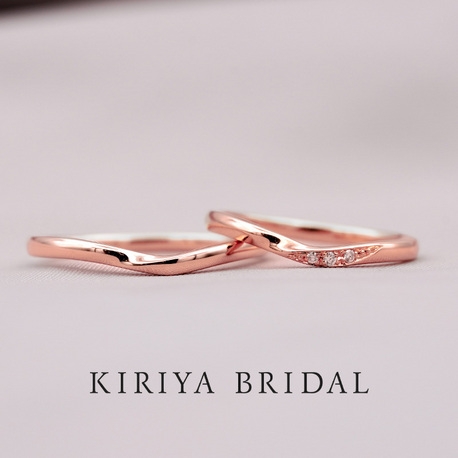 ＫＩＲＩＹＡ　ＢＲＩＤＡＬ　（宝石の桐屋）:楚々(soso)【木漏れ月】｜V型ウェーブが人気のリングをピンクゴールド素材で｜