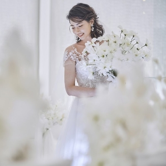 アーヴェリール迎賓館　姫路:【予算も準備も安心！】マタニティウェディング特別プラン！最大120万円相当の特典つき！:姫路駅から徒歩5分の好立地に佇むプール付き貸切邸宅がハレの日の舞台。送迎バスのサービスもあり姫路市内のゲストはもちろん、兵庫県内や大阪から、遠方のゲストも迷わずお越し頂けると好評です。1000坪の大邸宅を１組で貸切にして特別な１日をお過ごし頂けます。2019年春にリニューアルされたチャペルは数万粒のクリスタルが主役であるおふたりを際立たせる光溢れる空間。自然光が差し込む天井高６ｍのパーティ会場は映画のワンシーンのような入場がフォトジェニックなシンデレラ階段付き。プール付きガーデンまではひと続きでデザートビュッフェやフォトブースなど街中とは思えない非日常の空間で、ゲストと一緒にパーティを愉しめます。是非ブライダルフェアでご体感ください。