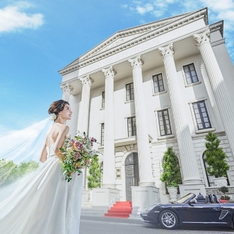 アクアテラス迎賓館 &nbsp;新横浜:【実はゲストも嬉しい！人気の平日プラン！】婚礼費用の総額から20％特別ご優待！:駅徒歩1分の好立地☆光と緑溢れる森の教会、プライベートプール付きガーデン、花嫁憧れの大階段など、『憧れ』と『おもてなし』の両方を贅沢に叶える1軒家貸切の邸宅で特別な一日を！