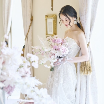 ベイサイド迎賓館　長崎:【予算も準備も安心！】マタニティウェディング特別プラン！最大120万円相当の特典つき！:【喧噪離れた非日常へご招待】JR長崎駅から車で10分、女神大橋×長崎湾×稲佐山の贅沢な眺めを独占する海辺のリゾート邸宅がハレの日の舞台。送迎バスのサービスもあるから長崎県内のゲストはもちろん、遠方からも迷わずお越し頂けると好評です。白亜の凱旋門の先には選べる二つの邸宅があり【1組で貸切】にして大切なゲストと特別な1日をお過ごし頂けます。海外リゾートのようなスタイリッシュなプール付き邸宅【ヴィクトリアハウス】と、チャペルへと続く大階段がフォトジェニックな邸宅【ホワイトハウス】。どちらにも絶景のオーシャンビューチャペルがあり、水平線に続くバージンロードとガラス越しに降り注ぐ自然の光に包まれて、開放的なリゾート挙式が叶います。「１次会はヴィクトリアハウス、２次会はホワイトハウスで。」そんな欲張りな使い方もできるのもベイサイド迎賓館の自慢です。【1組貸切】ウエディングの特別感を是非ご体感ください。