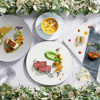 ベイサイド迎賓館　長崎:≪完売間近≫【最大150万円特典】今注目の特別価格プラン★26年7月までの結婚式実施の方へ:【喧噪離れた非日常へご招待】JR長崎駅から車で10分、女神大橋×長崎湾×稲佐山の贅沢な眺めを独占する海辺のリゾート邸宅がハレの日の舞台。送迎バスのサービスもあるから長崎県内のゲストはもちろん、遠方からも迷わずお越し頂けると好評です。白亜の凱旋門の先には選べる二つの邸宅があり【1組で貸切】にして大切なゲストと特別な1日をお過ごし頂けます。海外リゾートのようなスタイリッシュなプール付き邸宅【ヴィクトリアハウス】と、チャペルへと続く大階段がフォトジェニックな邸宅【ホワイトハウス】。どちらにも絶景のオーシャンビューチャペルがあり、水平線に続くバージンロードとガラス越しに降り注ぐ自然の光に包まれて、開放的なリゾート挙式が叶います。「１次会はヴィクトリアハウス、２次会はホワイトハウスで。」そんな欲張りな使い方もできるのもベイサイド迎賓館の自慢です。【1組貸切】ウエディングの特別感を是非ご体感ください。