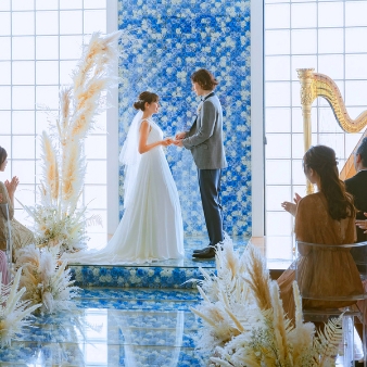 ＪＵＲＥＲ（ジュレ）:【パパママキッズ婚】＊お子様と一緒にウェディングプラン！＜1日1組限定＞:6000本のブルーローズとクリスタルが煌めく「サンシエル礼拝堂」。幻想的な雰囲気に包まれる中、美しいハープの音色が挙式の感動を盛り上げる。ゲストからの祝福を受ける一生に一度の特別な時間。